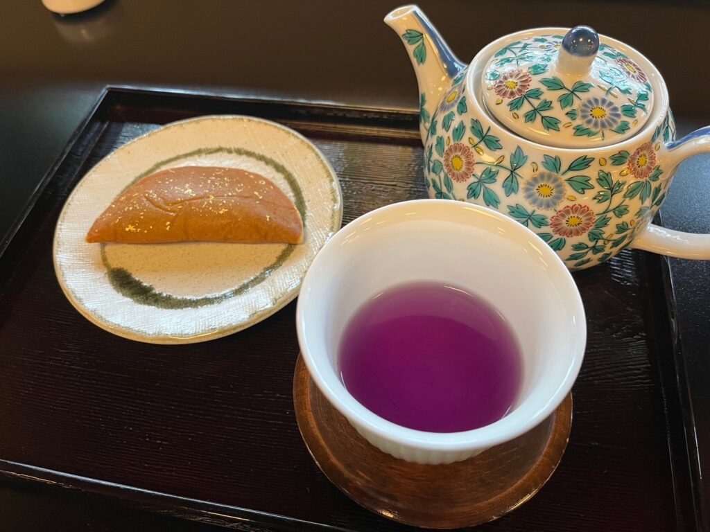 金時草茶とお菓子のセット
