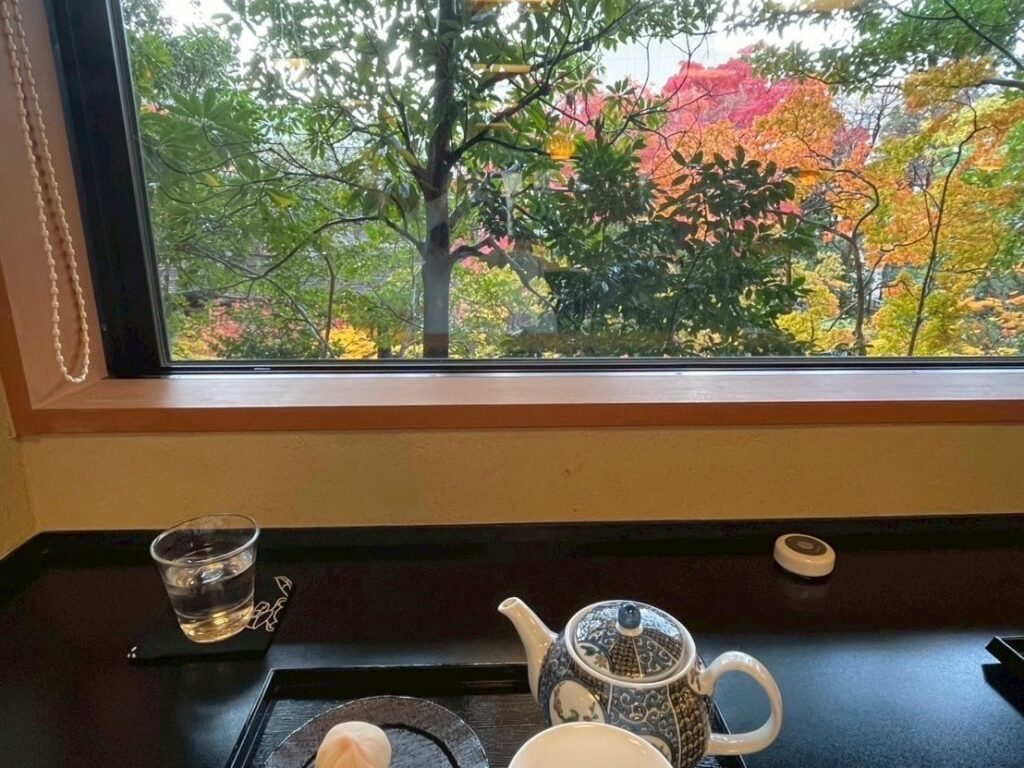 窓側のカウンター席