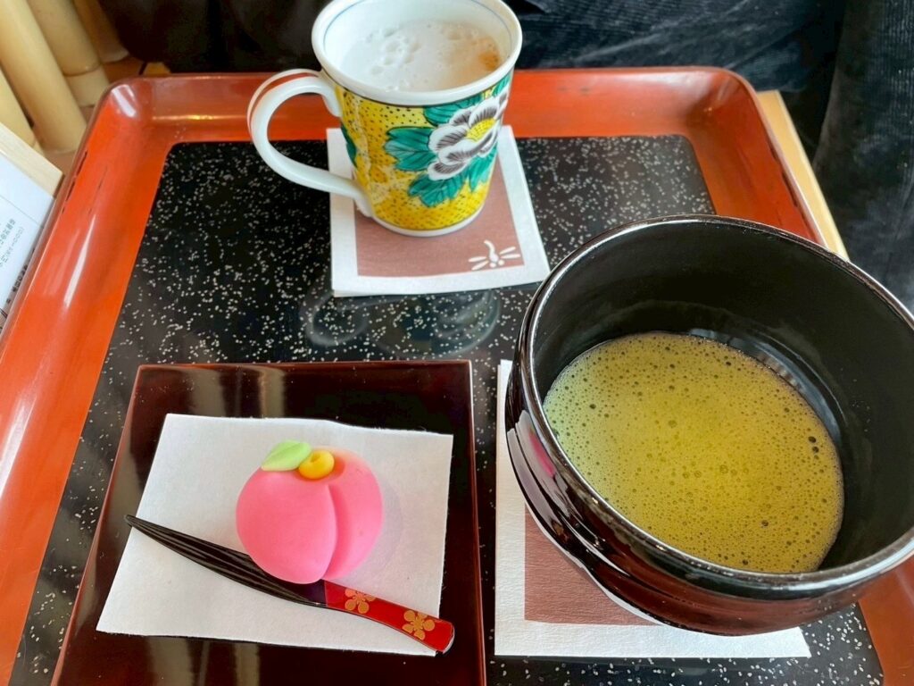 「金沢カプチーノ」と「ちょこっとぷれーと 季節の上生菓子と抹茶」